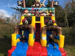 Riesenrutsche mit Pool - Piratenrutsche
