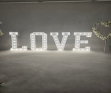 LOVE beleuchtete Buchstaben