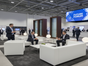 Exklusives Loungesofa mieten (Weiß) – Elegantes Business-Sofa für Messen & Events - Galerie - Bild 2
