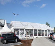Partyzelt 15m x 30m weiß mit 50% Sprossenfenster oder transparenten Planen.