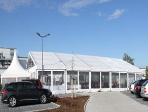 Partyzelt 15m x 30m weiß mit 50% Sprossenfenster oder transparenten Planen.