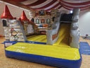 Hüpfburgen: Ritterburg mit Rutsche und Zirkusclown