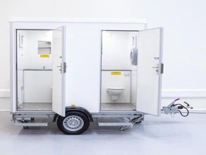 Toilettenwagen mieten – 2 WC, Warmwasser & Heizung | Optional mit Tanks