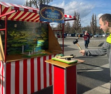 Nostalgiestand mit Kirmesspiel "fliegende Frösche" (Frösche schlagen) mieten