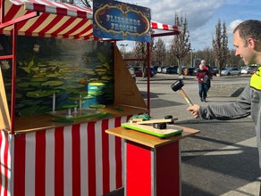 Nostalgiestand mit Kirmesspiel "fliegende Frösche" (Frösche schlagen) mieten