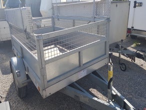 Kastenanhänger mit Gitteraufsatz - Tieflader 1300 kg / 1000 kg Zuladung / PKW Anhänger mit Auffahrschienen