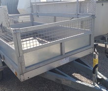 Kastenanhänger mit Gitteraufsatz - Tieflader 1300 kg / 1000 kg Zuladung / PKW Anhänger mit Auffahrschienen