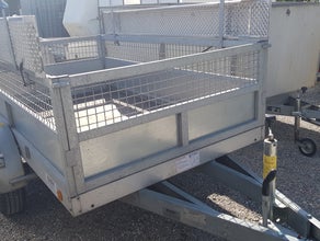 Kastenanhänger mit Gitteraufsatz - Tieflader 1300 kg / 1000 kg Zuladung / PKW Anhänger mit Auffahrschienen