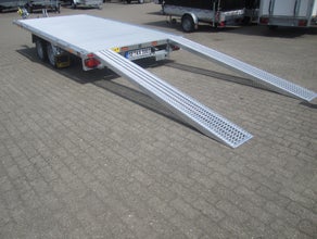 Universal Trailer 4x2 m 3,5 t mit Rampen und Winde. PKW Anhänger mieten
