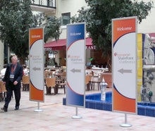 Infotafel SIGN | Aufsteller | Kundenstopper | Wegeleitstele für Veranstaltungen (indoor)