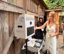 Fotobox Hochzeit mieten ab 199 €: Gästebuch mit Sofortdruck ✓ Layout mit Namen und Datum ✓ Online-Galerie ✓ kautionsfrei