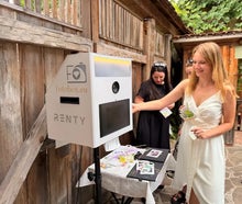 Fotobox Hochzeit mieten ab 199 €: Gästebuch mit Sofortdruck ✓ Layout mit Namen und Datum ✓ Online-Galerie ✓ kautionsfrei