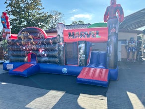Vermiete Hüpfburg "Marvel Avengers" Party Kids Kinder Outdoor