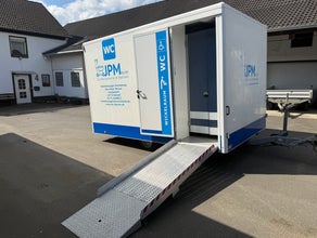 Barrierefreier Toilettenwagen Handicap mit Auffahrrampe