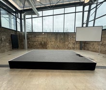 Podium aus Podesten auf Wunsch mit Teppich und Treppe