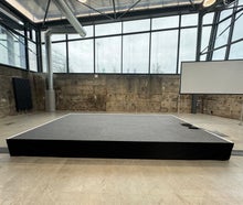 Podium aus Podesten auf Wunsch mit Teppich und Treppe