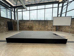 Podium aus Podesten auf Wunsch mit Teppich und Treppe