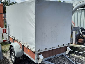 Anhänger mit Plane 560 kg