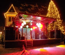 Weihnachtsmarkt-Bühne von 12m² bis 80m² - lassen Sie sich ein Angebot von einen unserer Mitarbeiter unterbreiten. Auch für Ihr für Stadtfest, Kundgebung, Präsentation, Roadshow, Event, Festivals oder Konzert habe wir das richtige Sys.