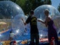 XXL Aqua Balls / Aqua Zorbing / Wasserball Arena / Water-Walking Balls inkl. 1 Eventbetreuer + Pool 8,5 x 7 m - Galerie - Bild 2