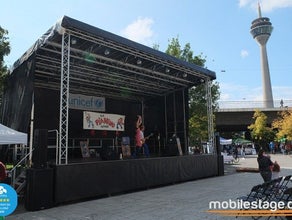 Die kostengünstige Profibühne für Ihr Event - 61m² große Open-Air-Trailerbühne