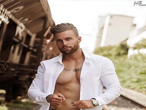 Stripper Daniel buchen - Verführerische Show für Ihren Event!