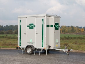 Toilettenwagen Mplus / Miettoiletten / Event Toiletten / Mobile Toiletten