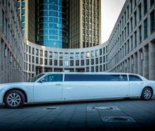 Chrysler 300C Stretchlimousine in WEISS mit rotem Teppich