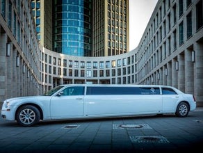 Chrysler 300C Stretchlimousine in WEISS mit rotem Teppich