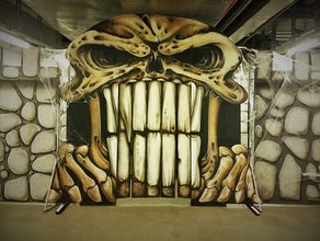 Halloween Eingangstor Totenkopf