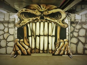 Halloween Eingangstor Totenkopf