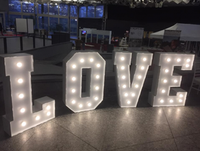 XXL Leuchtbuchstaben LOVE mieten – Dekoration
