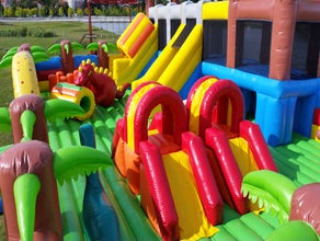 Kombipaket - Trampolin +  Riesenhüpfburg Dinoland in Schwerin mieten