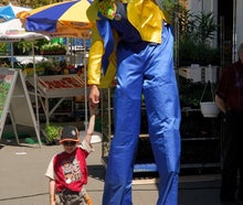 Stelzenläufer mit Ballonkunst