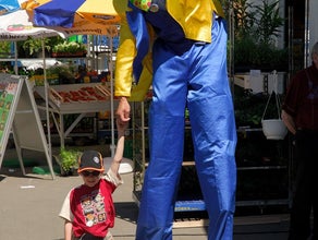 Stelzenläufer mit Ballonkunst