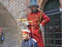 Stelzenläufer mit Riesenmarionette