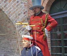 Stelzenläufer mit Riesenmarionette