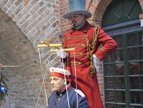 Stelzenläufer mit Riesenmarionette