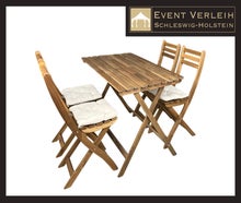 Sitzgruppe Akazienholz mieten – rustikale Gartenmöbel für Events | dunkle Holzklappstühle
