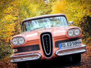 Ford Edsel Pacer '58 | rosa/weißes Heckflossen-Coupe aus den 50ern
