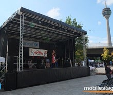Die kostengünstige Profibühne für Ihr Event - 61m² große Open-Air-Trailerbühne
