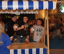 Maßkrugstemmen - Bierkrugstemmen im Marktstand mieten