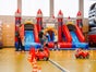 XL Hüpfburg mit zwei Rutschen - Ritterburg Rot 6x8m - Galerie - Bild 2