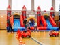 XL Hüpfburg mit zwei Rutschen - Ritterburg Rot 6x8m - Galerie - Bild 2