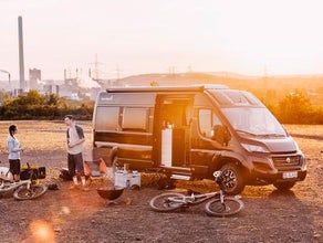 Neuwertiges Sunlight Cliff 640 Reisemobil / Wohnmobil mit komfortabler Ausstattung wie TV, SAT-Antenne, Fahrradträger f. bis zu 2 Fahrrädern, Navigation, Rückfahrkamera und "ready to go" ausgestatteter Küche