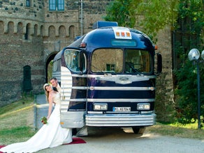 Hochzeitsfahrzeug der Extraklasse historischer Greyhound Bus von 1948