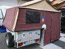 3Dog Scoutdog Zeltanhänger, natürlich vom DOG Händler, mit Heizung, Innenbeleuchtung, Batterie, Küche, Komfortbett (160x220cm),  Küchenerker und Sonnensegel, 1.000kg gebremst,