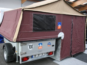3Dog Scoutdog Zeltanhänger, natürlich vom DOG Händler, mit Heizung, Innenbeleuchtung, Batterie, Küche, Komfortbett (160x220cm), Küchenerker und Sonnensegel, 1.000kg gebremst,