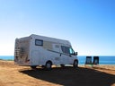 Carado T334 Wohnmobil mit Hubbbett und Heckquerbett - Galerie - Bild 1