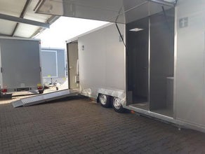 Toilettenwagen mit barrierefreiem Toilettenraum (Behinderten-WC)